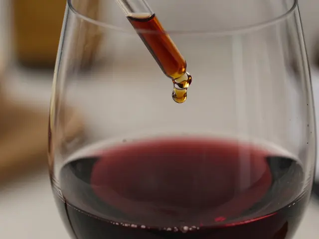 Wie stark ist ein Tropfen Tinktur? Dosierung und Wirkung im Cannabis-Wein