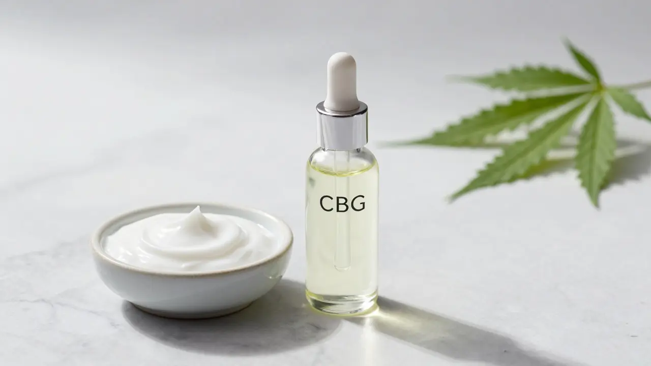 Flasche CBG-Öl und Creme auf Marmoroberfläche